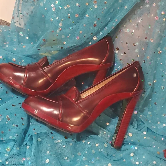 Salvatore Ferragamo Heels Shade of Red - Picture 1 of 15
